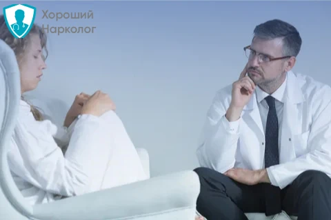 Врач лечит шизофрению