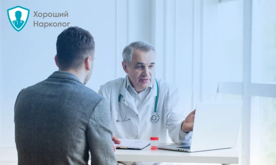 Врач консультирует пациента перед лечением клаустрофобии